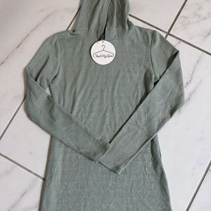 Lightweight workout pullover tunic with hoodie in size small. Boutique item.